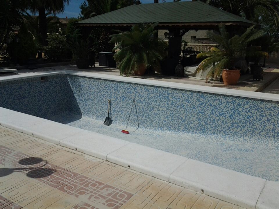 Limpieza de piscina en Elche (Elx) con chorro de arena.