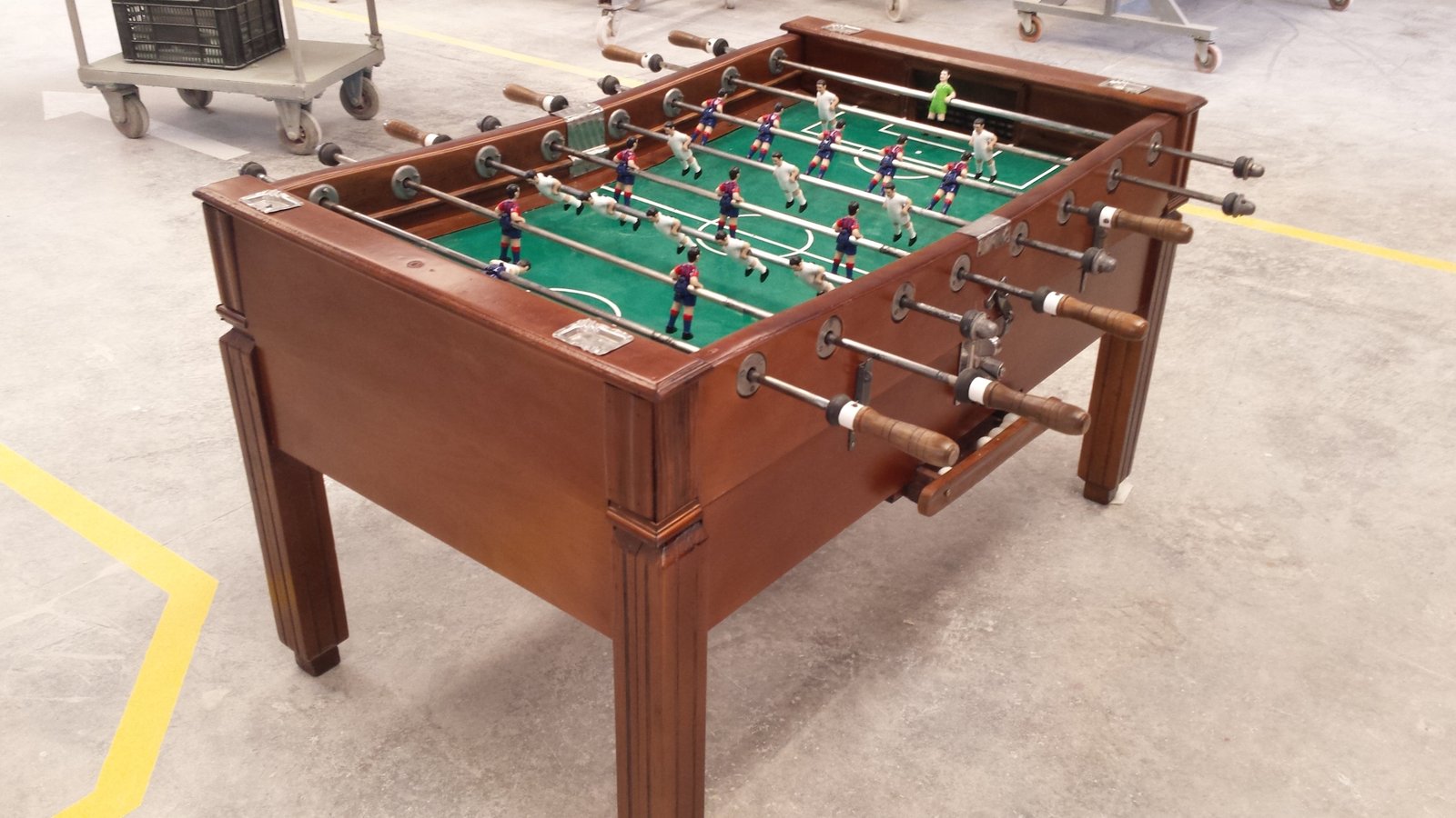 Restauración de un futbolín en Biar. Lacado y barnizado.