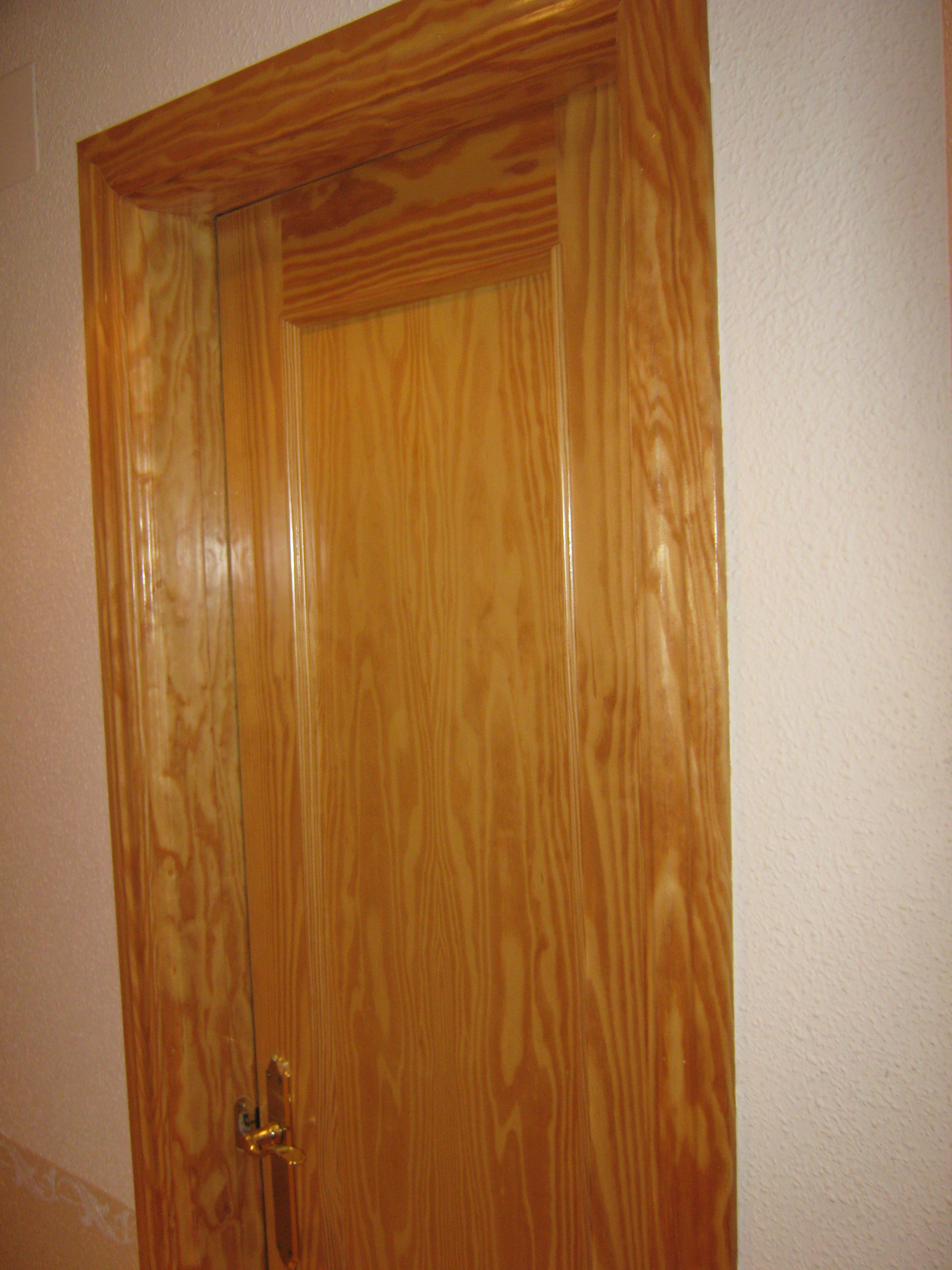 Lijado y teñido de puerta de madera de pino en Onil (Alicante).